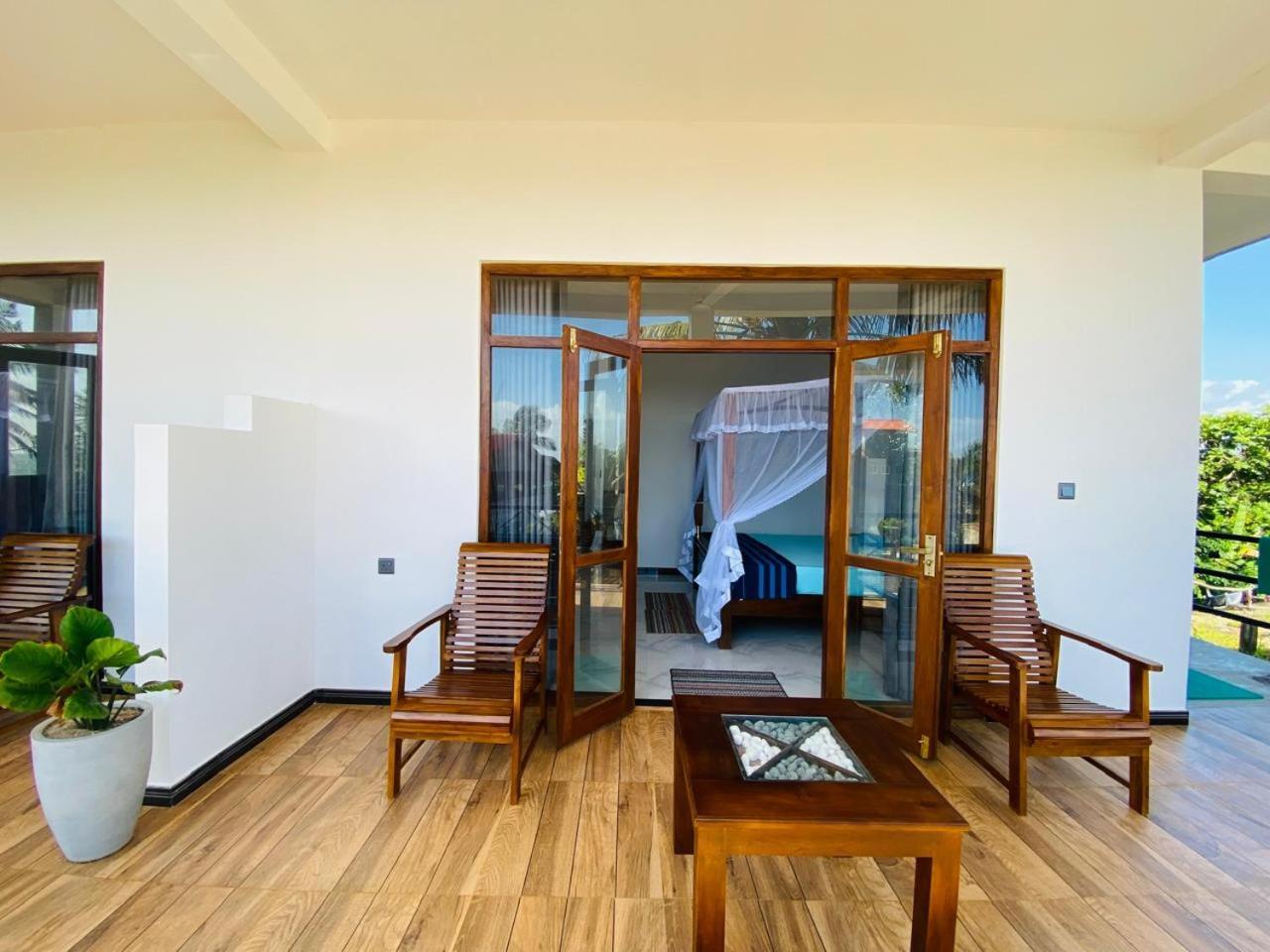 The Wave'S Guest House Мириса Екстериор снимка