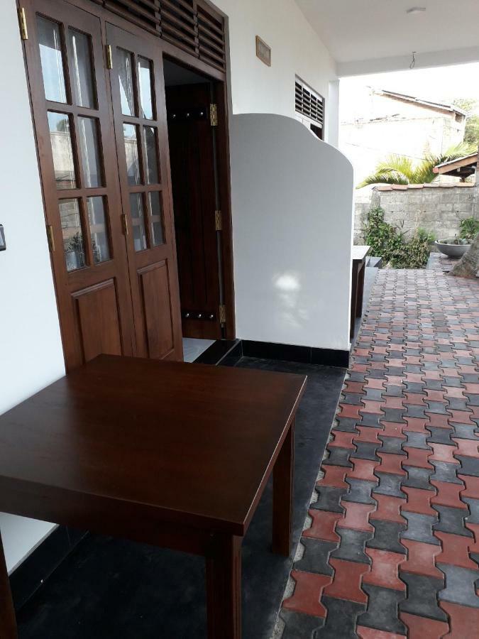 The Wave'S Guest House Мириса Екстериор снимка